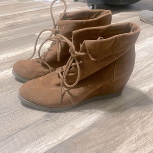 Madden Girl size 8 tan suede booties